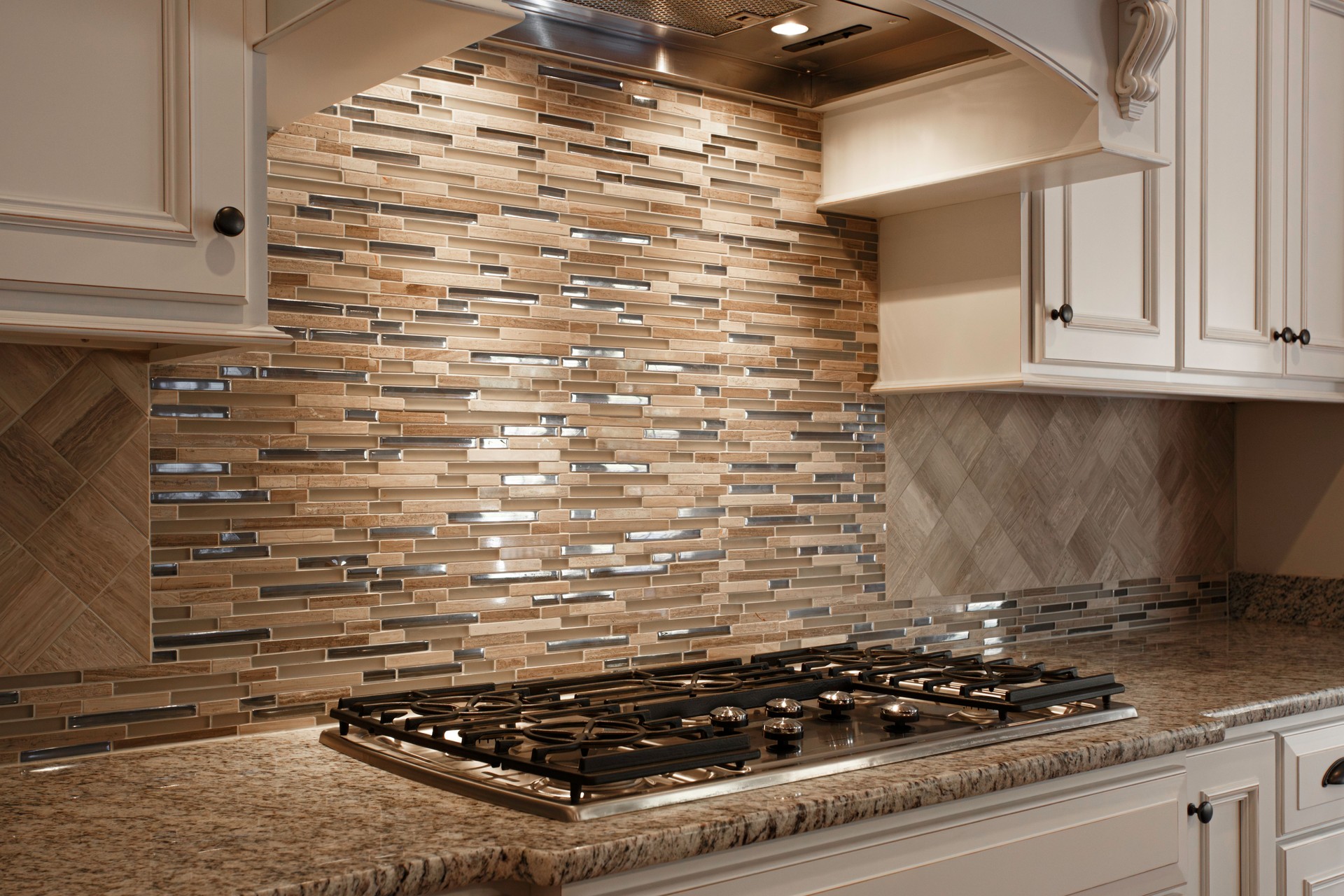 Elegant Kitchen Backsplash With Mosaic Tile Design